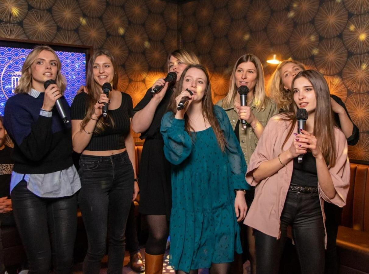 Groupe de femmes qui chante pour un EVJF